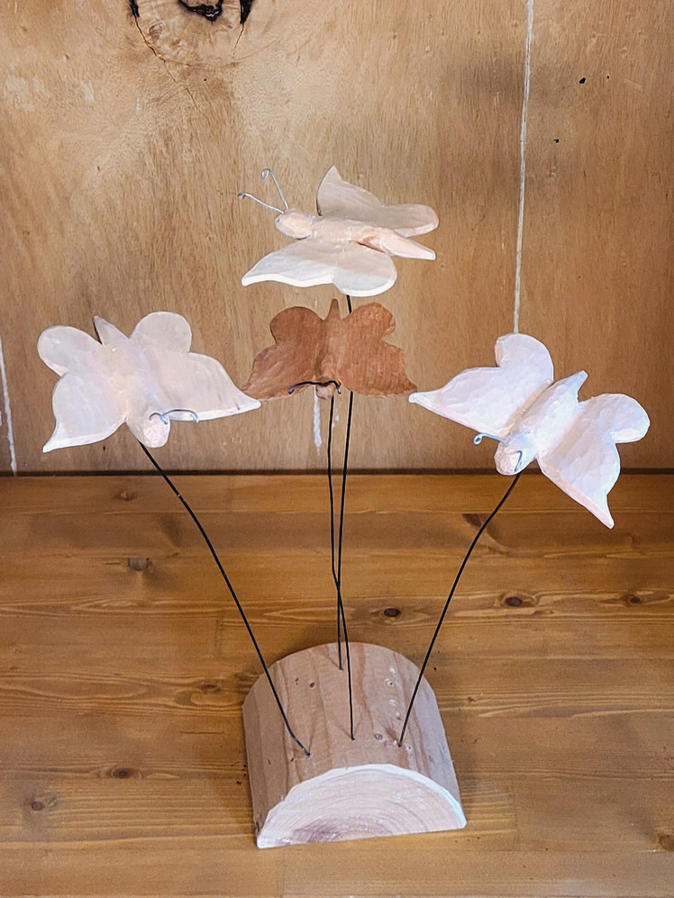 Holzschnitzerei_Erne_Sommervögel aus Arvenholz